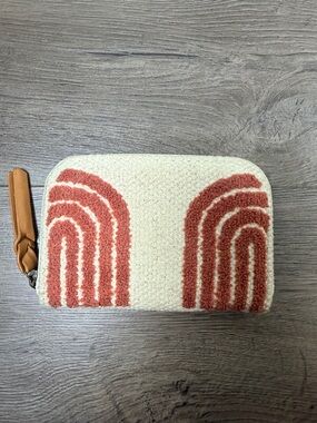 Universal Thread Cream and Rust Patterned Zip Wallet